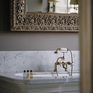 Deluxe Queen Suite
